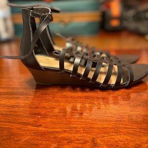 Old navy black strappy sandals (size 9 women)